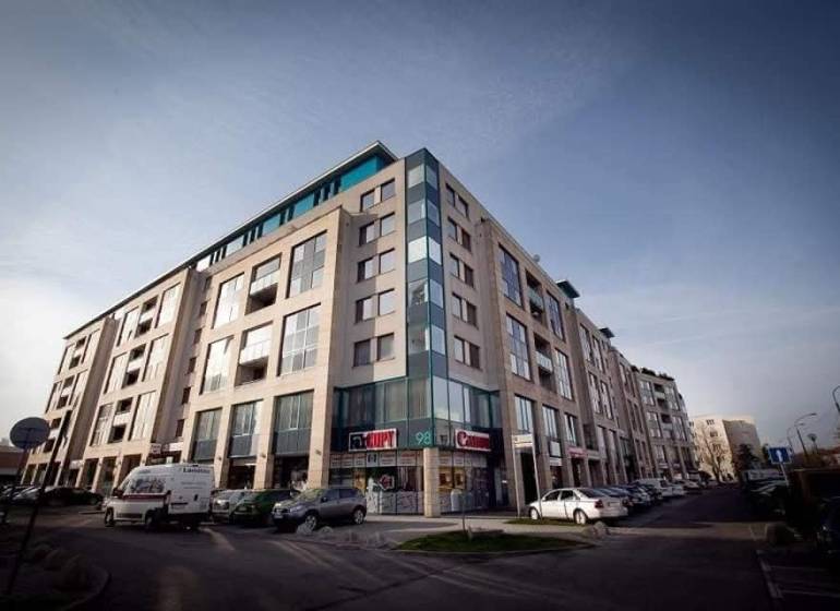 Mehrstöckiges Gebäude mit Geschäftsräumen in der Vajnorská-Straße, Bratislava - Nové Mesto.