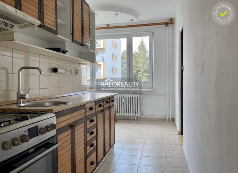 Küche in einer 3-Zimmer-Wohnung mit Holzküche, Herd und Fenster mit Heizkörper.
