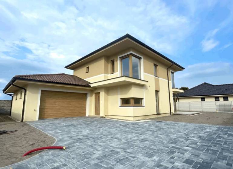 Einfamilienhaus in Čukárabon in Dunajská Streda, große Garage und gepflasterter Hof.
