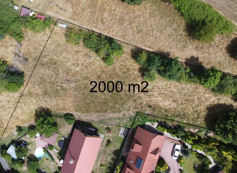 Luftaufnahme eines 2000 m² großen Baugrundstücks in Banská Štiavnica in der Straße SNP.