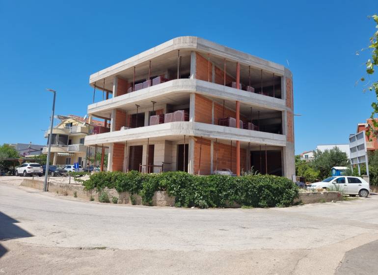 Unvollendetes Gebäude mit Stahlbeton- und Ziegelkonstruktion in der Stadt Vodice.