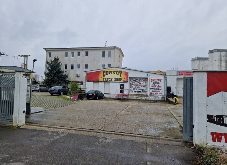 Gebäude Convoy Truck Shop in der Šamorínska-Straße, umgeben von geparkten Autos bei Lager und Hallen.