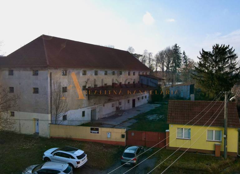 Produktionsräume in Kovarce in der Hauptstraße, mit geräumigem Hof und Grünflächen.