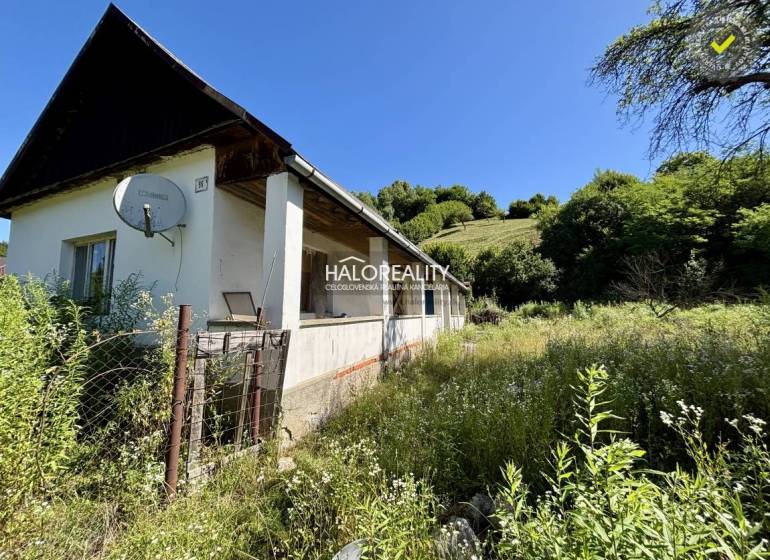 Ein Einfamilienhaus in Turčok, umgeben von Grün und Natur, mit einer Parabolantenne an der Seite.