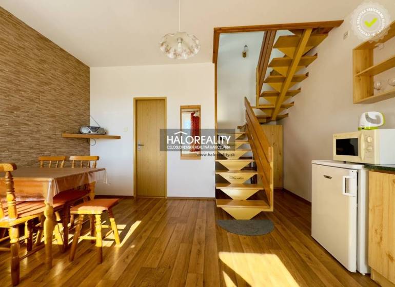 Esszimmer mit Holzmöbeln und Treppe in einem Einfamilienhaus.