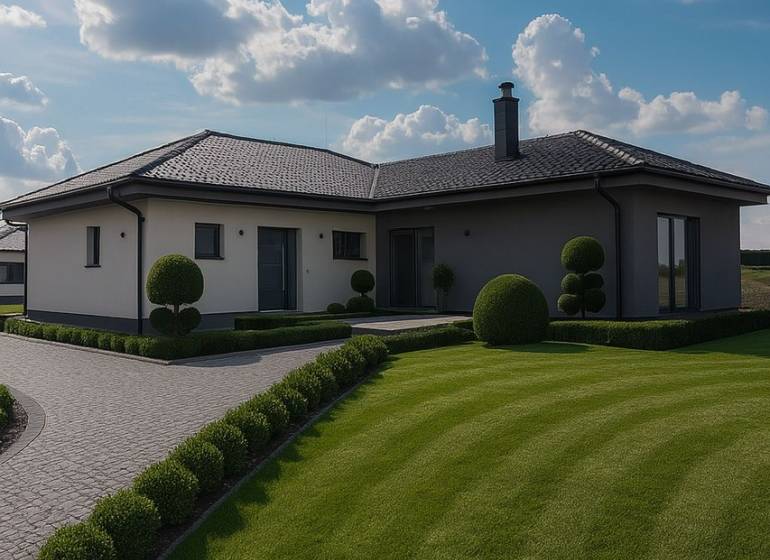 Ein Einfamilienhaus in Cífer mit einem gepflegten Garten und einem gepflasterten Gehweg unter blauem Himmel.