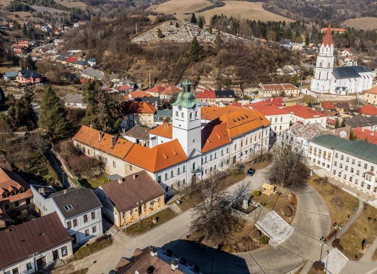 Luftaufnahme des historischen Teils der Stadt Gelnica mit dem Bergbauplatz, Hotels und Pensionen.