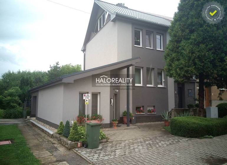 Ein Einfamilienhaus in Nováky mit gepflegtem Garten, Parkplatz und gepflegter Umgebung.