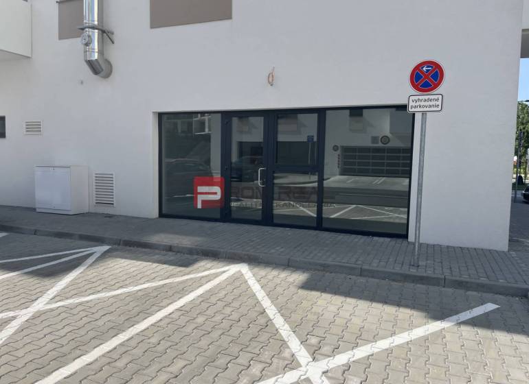 Gewerbeflächen in der Eduarda-Wenzla-Straße in Bratislava III mit reservierten Parkplätzen.