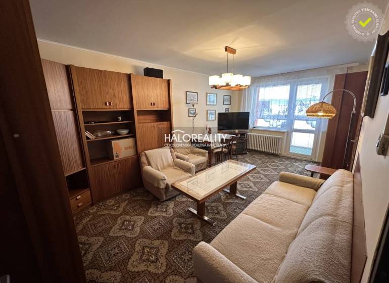Stilvolles Wohnzimmer in einer 3-Zimmer-Wohnung mit Sofa, Sessel und Vorhängen.