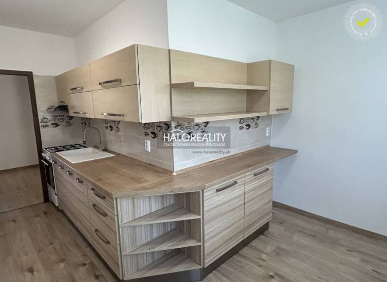 Küche mit hellem Holz und Dekor in einer 3-Zimmer-Wohnung.