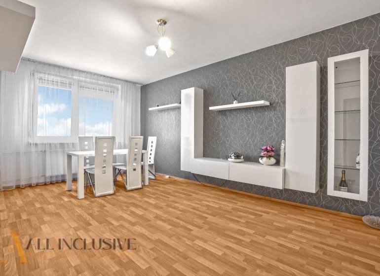 Essbereich mit weißem Tisch und Stühlen in einer 2-Zimmer-Wohnung.