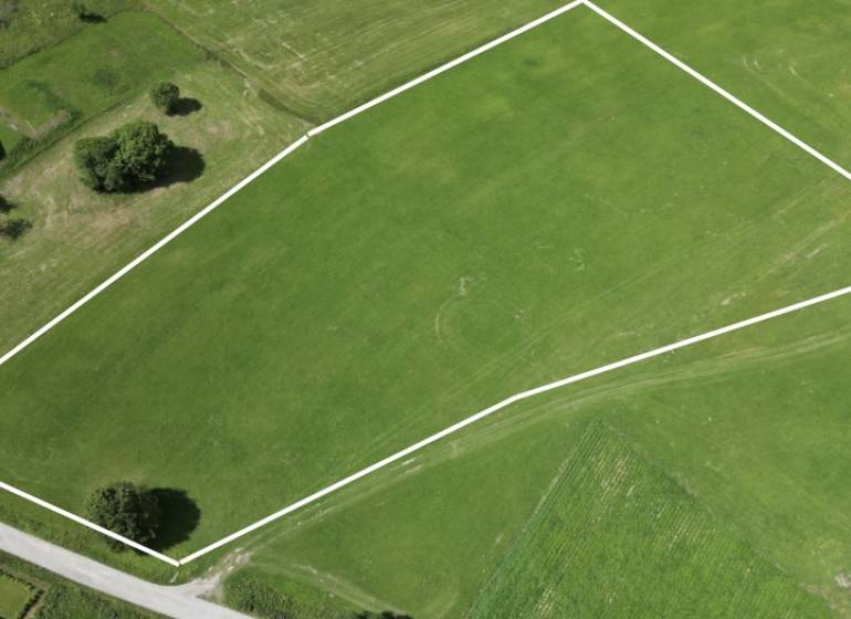 Luftaufnahme eines grünen Baugrundstücks in Oravská Lesná in Oravská Lesná.
