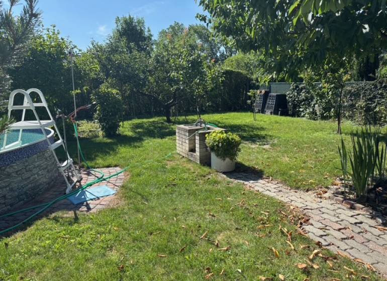 Garten mit Pool in der Brezová-Straße in Bratislava-Vrakuňa, Grundstücke - Wohnen.