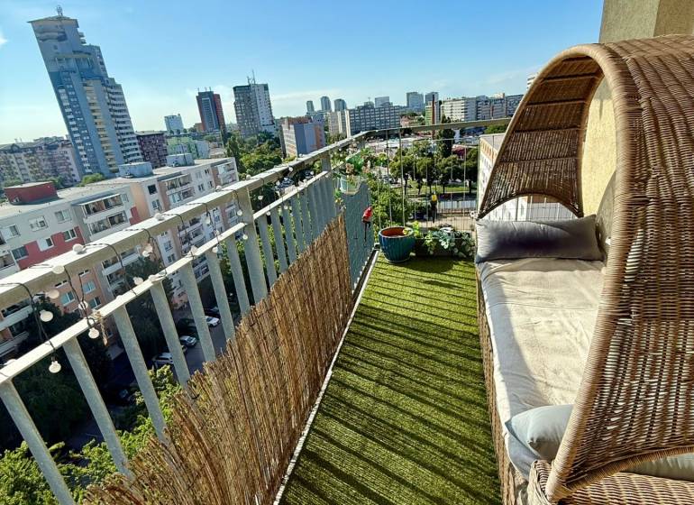 Balkon mit angenehmer Sitzgelegenheit in einer 2-Zimmer-Wohnung in der Jégého-Straße in Bratislava - Ružinov.