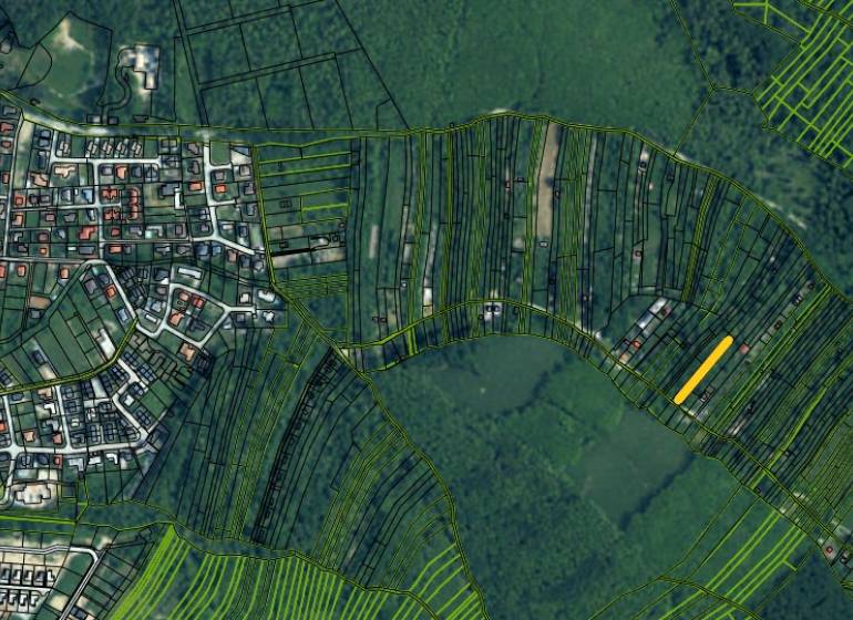 Luftaufnahme von Erholungsgrundstücken in der Umgebung von Stupava, mit Parzellen und Bebauung.