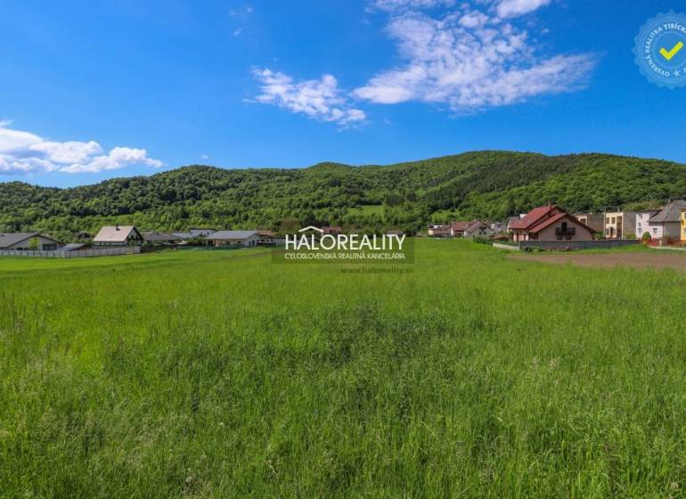 Grünflächen und Panorama in Udiča, Grundstücke - Wohnen mit Häusern und bewaldeten Hügeln im Hintergrund.