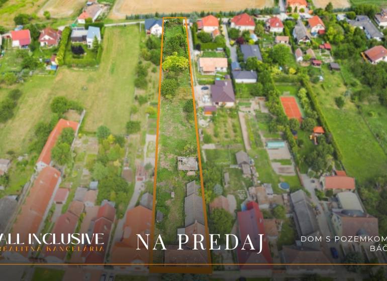 Luftaufnahme von Wohnbaugrundstücken in Báč mit umliegenden Häusern.