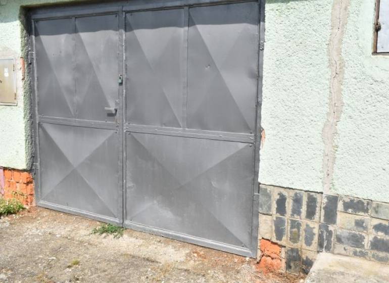 Graues Metalltor an der Garage in der Letná-Straße in Rožňava.