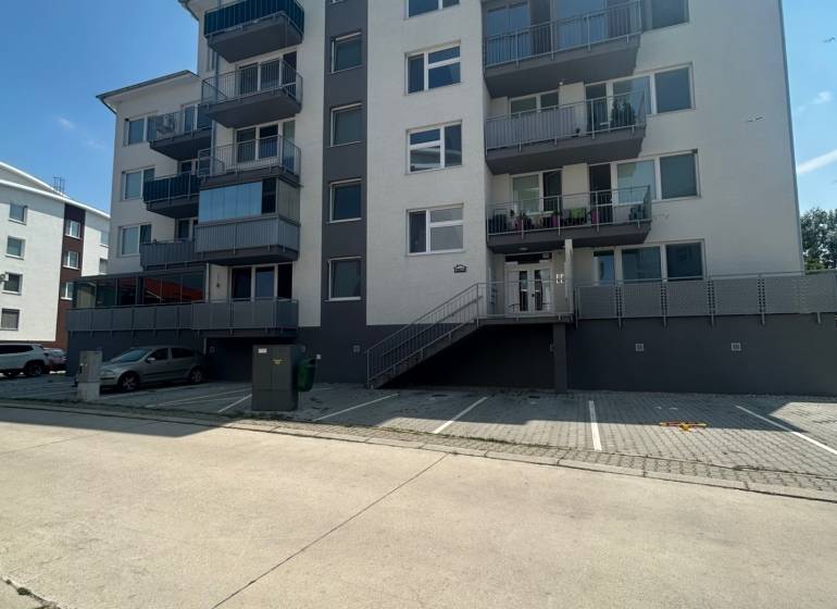 Ein fünfstöckiges Wohngebäude mit Treppenhaus und Parkplatz in der Slavomírova-Straße in Slovenský Grob.