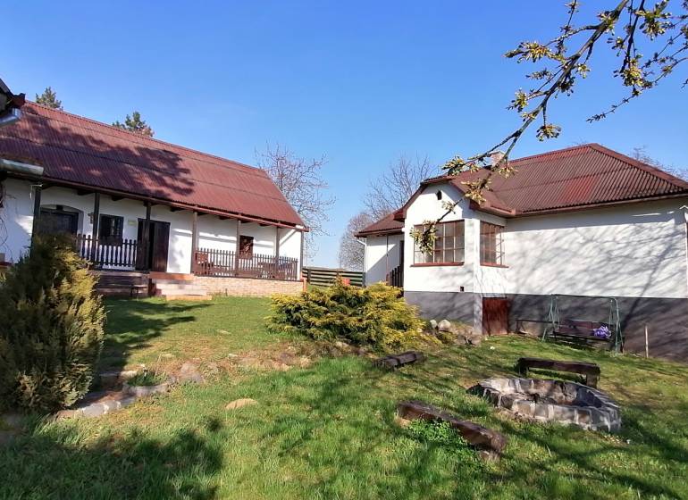 Ein Einfamilienhaus mit Garten und Feuerstelle im Hof, ideal zum Entspannen.
