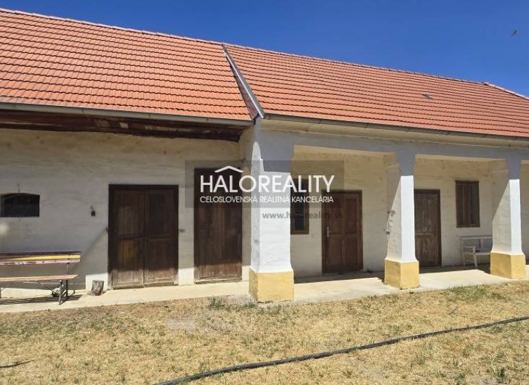 Ein Einfamilienhaus in Váhovce mit Satteldach und Garten auf einem sonnigen Grundstück.
