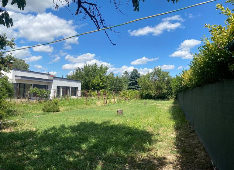 Garten mit Rasen und modernem Gebäude in der Lage Bratislava - Podunajské Biskupice, Podunajské Biskupice, Grundstücke - Wohnen.