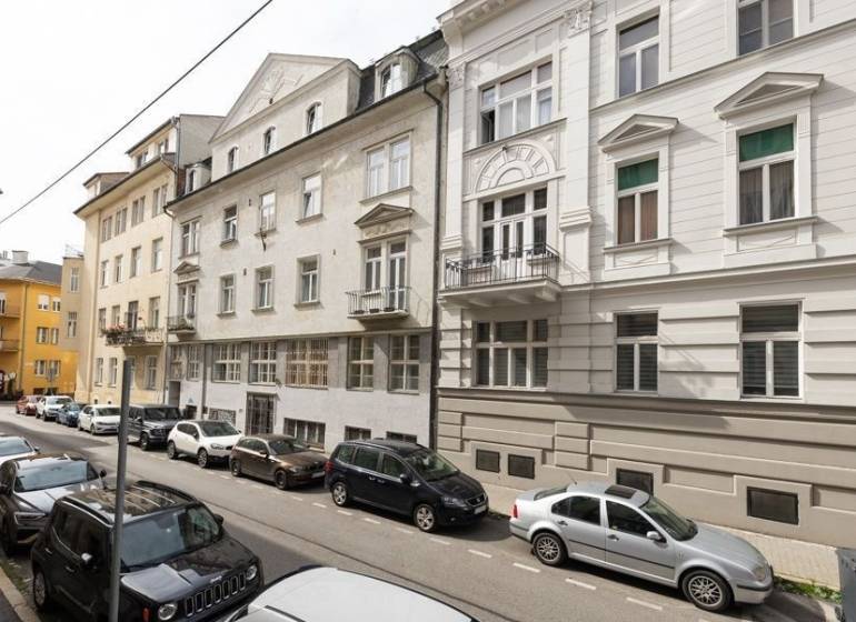 Gunduličova Straße in Bratislava - Altstadt mit geparkten Autos und historischen Gebäuden.