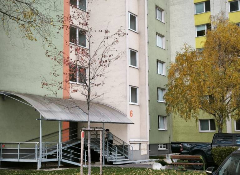 Wohnblock auf der Korytnická Straße, Bratislava - Podunajské Biskupice, umgeben von Grünflächen.