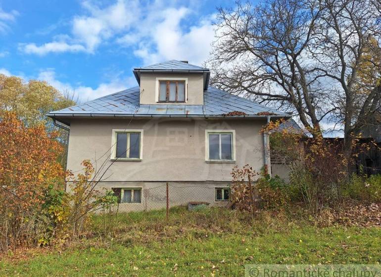 Das Einfamilienhaus in Liptovské Beharovce ist im Herbst von Bäumen und Sträuchern umgeben.