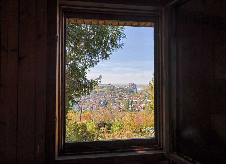 Blick aus dem Fenster auf die Burg Devín, Teil von Bratislava - Devín, Rückweg, Gärten.