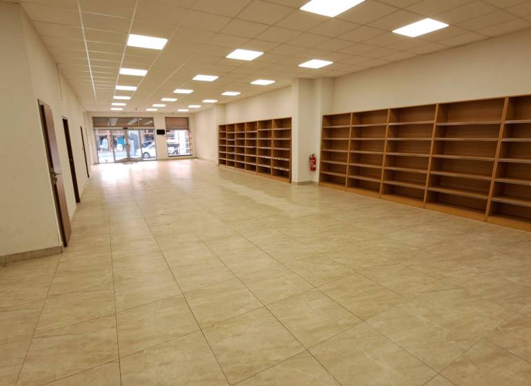 Gewerbeflächen zur Miete in der Mostová-Straße in Ružomberok, mit Regalen und einem Boden in Holzoptik.