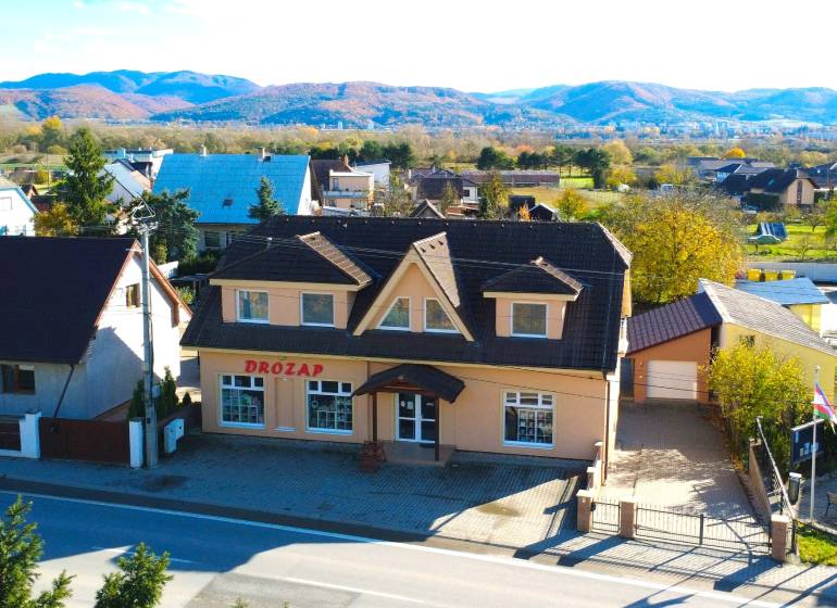 Ein Einfamilienhaus in Bolešov mit einem Gebirge im Hintergrund und einem Parkplatz vor dem Gebäude.