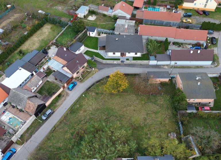 Luftaufnahme von Wohngebieten in Gajary mit angrenzender Straße und Häusern.