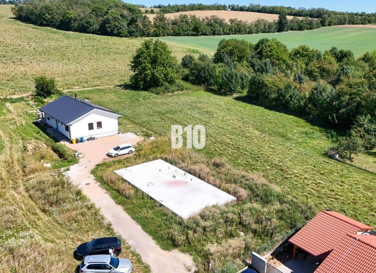 Grundstücksansicht für Wohnzwecke in Čeľadice umfasst ein Haus, Grünflächen und Autos.