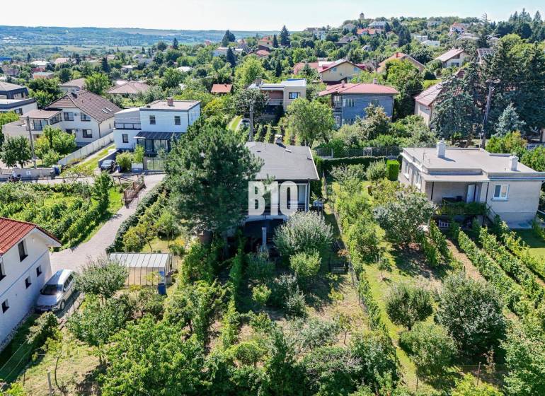 Luftaufnahme eines Einfamilienhauses in der Kamenna-Straße in Nitra, umgeben von Grünflächen und einem Garten.