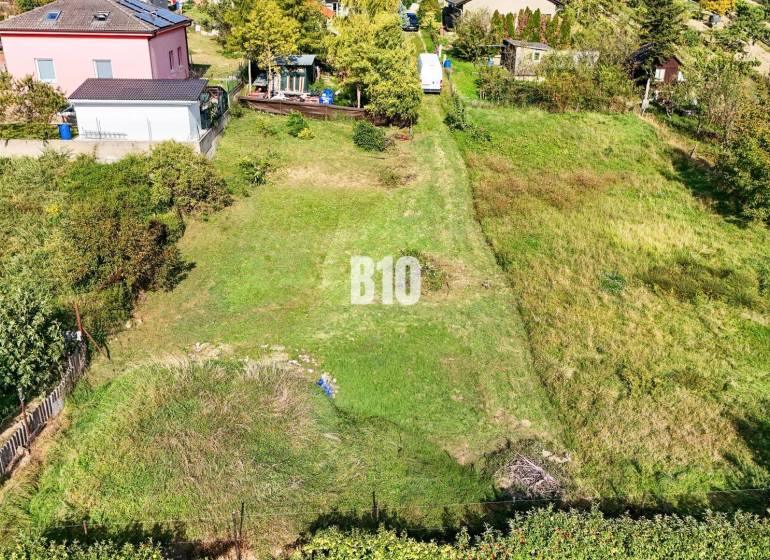 Grundstücke - Wohnen in Nitra mit gepflegtem Garten und umliegenden Häusern.