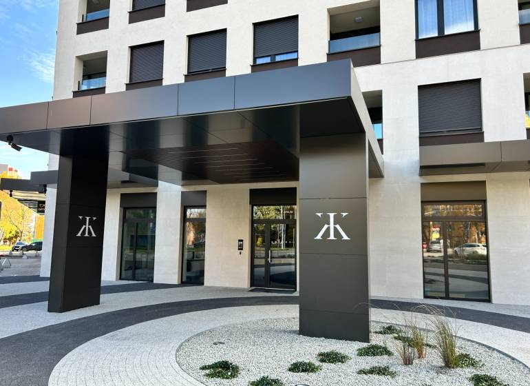 Der Eingang des Gebäudes in der Karpatská-Straße in Poprad mit modernem Design und eleganten Details.