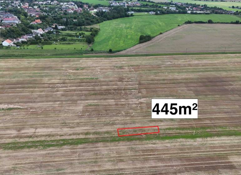 Landwirtschaftliche und forstwirtschaftliche Grundstücke in Nové Mesto nad Váhom mit hervorgehobenem Grundstück von 445 m².