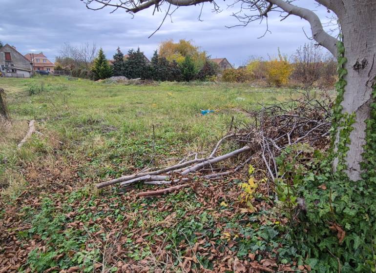 Grundstück in Tvrdošovce geeignet zum Wohnen, umgeben von Bäumen und Grünflächen.