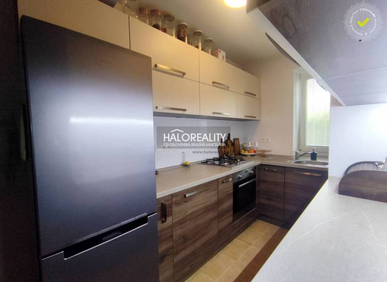 Küche in einer 3-Zimmer-Wohnung mit Holzboden und modernen Geräten.