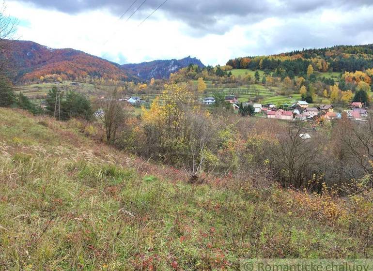 Herbst in den Gärten von Hlboké nad Váhom mit bunten Wäldern und ländlicher Panorama.
