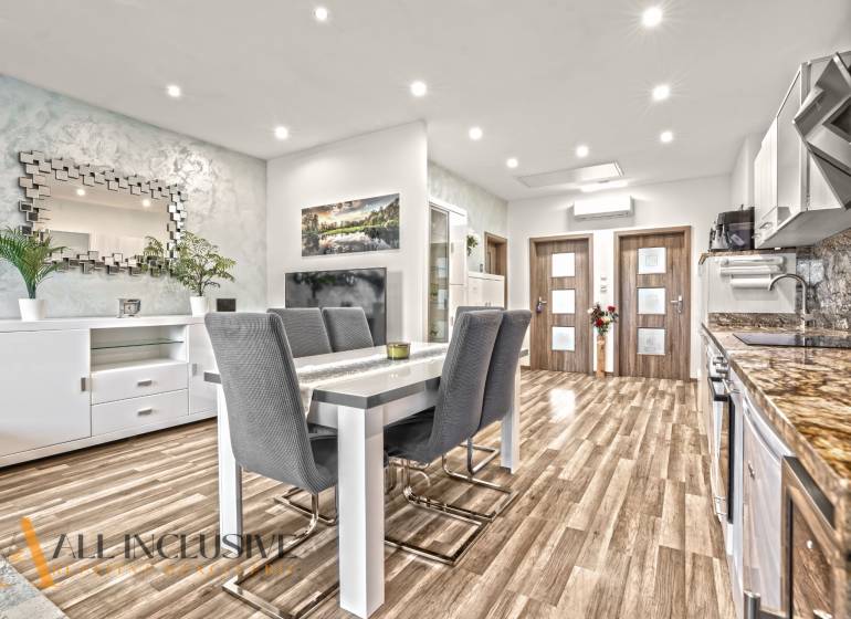 Essbereich in einer 3-Zimmer-Wohnung mit Holzboden und stilvollem Spiegel.