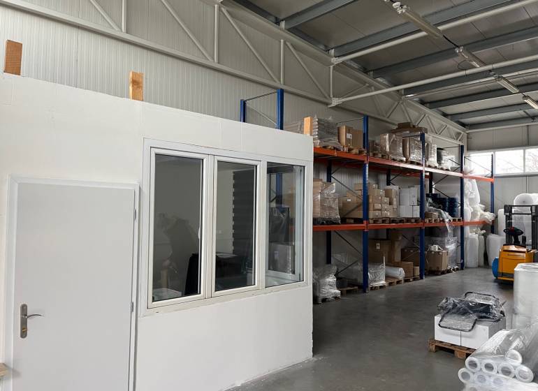 Sklady und Hallen mit Regalen, Waren und einem Gabelstapler.