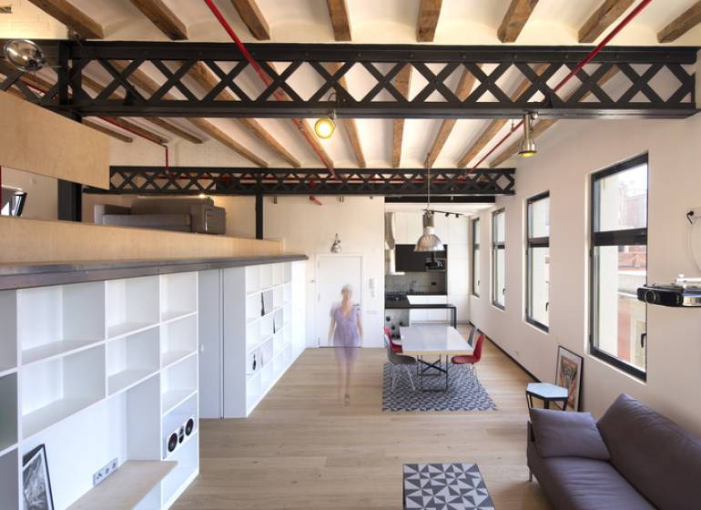 Geräumiges Interieur mit Holzboden und offenen Regalen in Lagerräumen und Hallen.