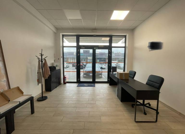 Innenräume von Geschäftsräumen mit Möbeln und Bodenbelägen in Holzoptik.