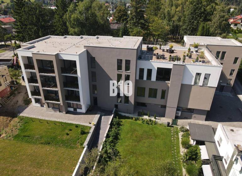 Wohnkomplex in der M. R. Štefánik-Straße in Rajecké Teplice, umgeben von Grünflächen.