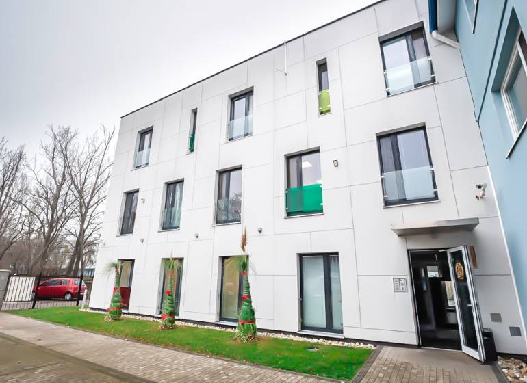 Das Äußere der Büros in der Odborárska-Straße in Bratislava - Nové Mesto mit grünem Rasen.