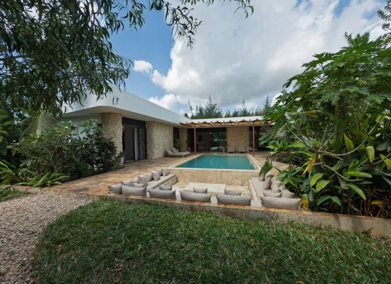 Ein Haus mit Pool, umgeben von Grün, in der Straße Paje in der Region Unguja South.