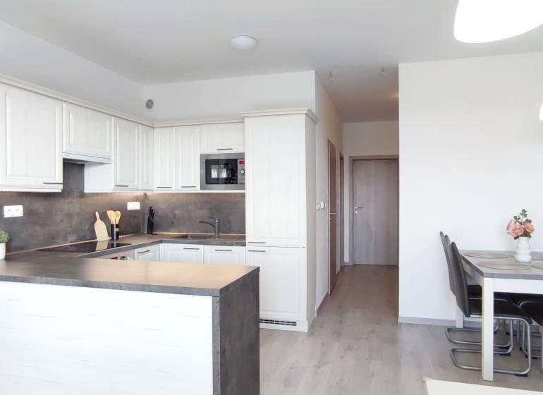 Küche und Essbereich in einer 2-Zimmer-Wohnung mit Holzboden.